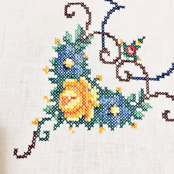 🌸 Vintage Hand-Embroidery Cross-Stitch Tablecloth from Poland - Picture 8 of 9